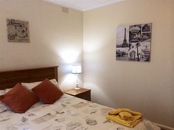 Australian Home Away @ Doncaster Grange Park - Dalby Accommodation 4