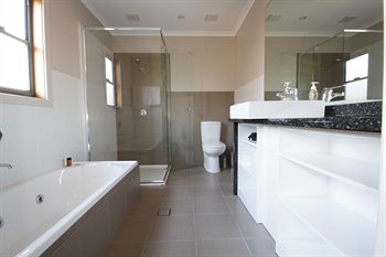 The Edgewater Bed & Breakfast - Dalby Accommodation 2
