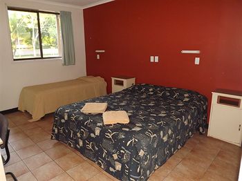 Palm Court Budget Motel Hostel/Backpackers - Dalby Accommodation 3
