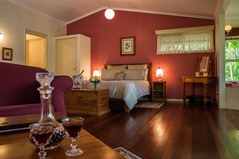 The Falls Montville - Dalby Accommodation 6