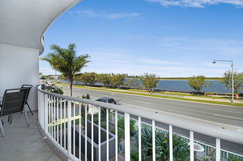 Sandy Shores Luxury Holiday Units - Dalby Accommodation 6