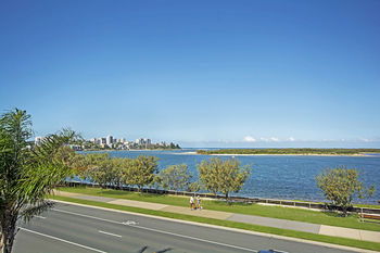 Sandy Shores Luxury Holiday Units - Dalby Accommodation 20