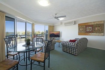 Sandy Shores Luxury Holiday Units - Dalby Accommodation 21