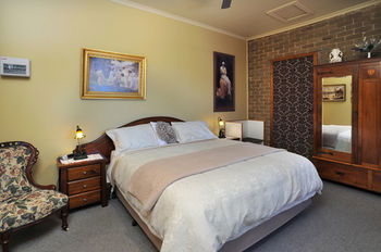 Langbrook Estate Cottages - Dalby Accommodation 4