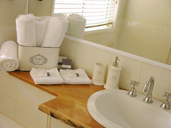 Apple Tree Cottage & Studio - Dalby Accommodation 3