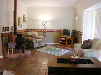 Apple Tree Cottage & Studio - Dalby Accommodation 11