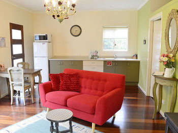 Apple Tree Cottage & Studio - Dalby Accommodation 13