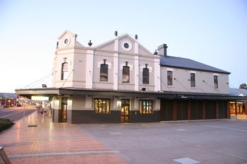Peden's Hotel - Dalby Accommodation 13