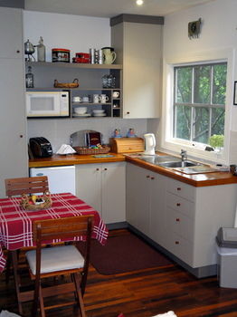 Stones Throw Cottage Bed & Breakfast - Dalby Accommodation 3