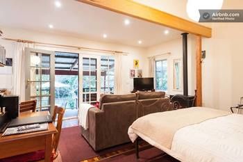Stones Throw Cottage Bed & Breakfast - Dalby Accommodation 6