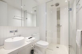 Melbourne Fully Self Contained Modern 1 Bed Apartment 4505A - Dalby Accommodation 0