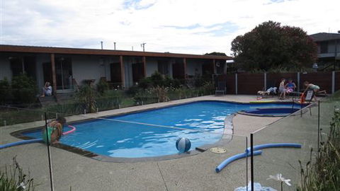 Riverside Ocean Grove - Dalby Accommodation 4