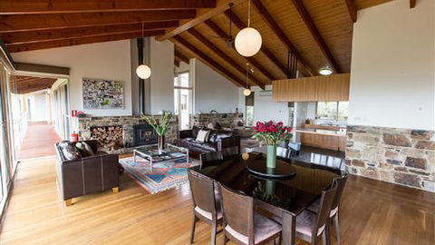 Holmesglen At Eildon - The Homestead - Dalby Accommodation 0