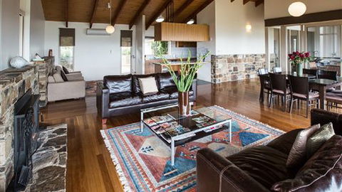 Holmesglen At Eildon - The Homestead - Dalby Accommodation 1