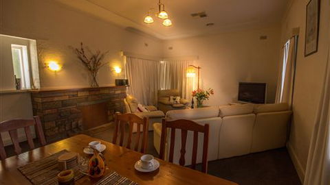 Benson House And Benson Lodge - Dalby Accommodation 0