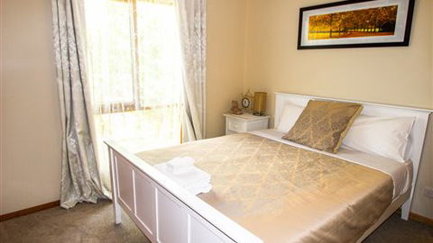Bright Country Home - Dalby Accommodation 5
