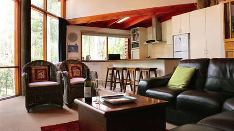 MannaGum Alpine Lodge - Dalby Accommodation 0