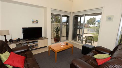Murray Grange Villa Eight - Dalby Accommodation 3