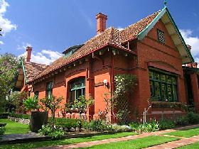 Buxton Manor - George Lowe Esquire Apartment - Dalby Accommodation 0