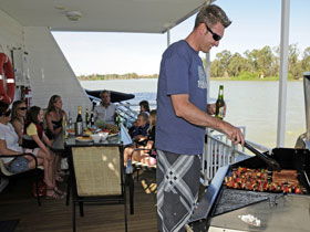 Boats And Bedzzz - The Murray Dream Self-contained Moored Houseboat - Dalby Accommodation 3