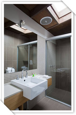 Chris's Beacon Point Restaurant & Villas - Dalby Accommodation 1