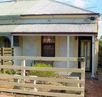 Harriett's Cottage Accommodation Clyde's Cottage - Dalby Accommodation