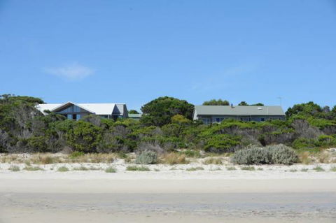 Island Beach Escape - Beachcomber - Dalby Accommodation 1