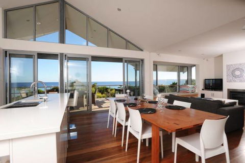 Island Beach Escape - Beachcomber - Dalby Accommodation 0
