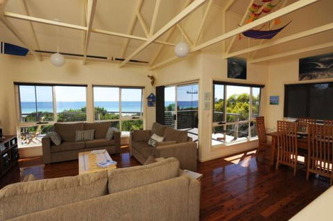 Island Beach Escape - Beachcomber - Dalby Accommodation 3