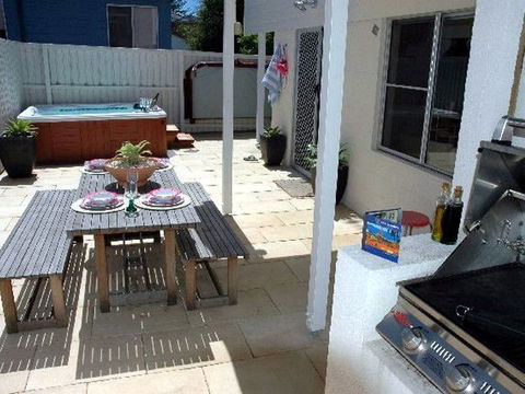 Joylaine Beach House - Dalby Accommodation 3