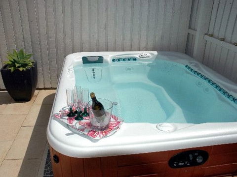 Joylaine Beach House - Dalby Accommodation 4