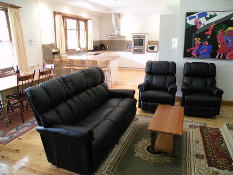 Pinkerton Hill (Naracoorte Cottages) - Dalby Accommodation 0