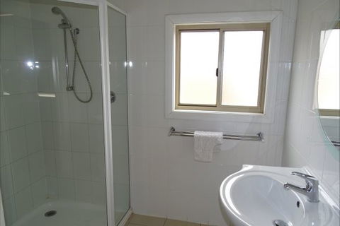 Silver Hill Townhouse - Dalby Accommodation 9