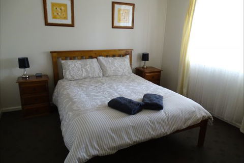 Silver Hill Townhouse - Dalby Accommodation 11