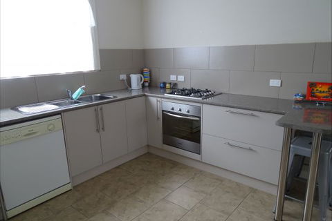 Silver Hill Townhouse - Dalby Accommodation 13