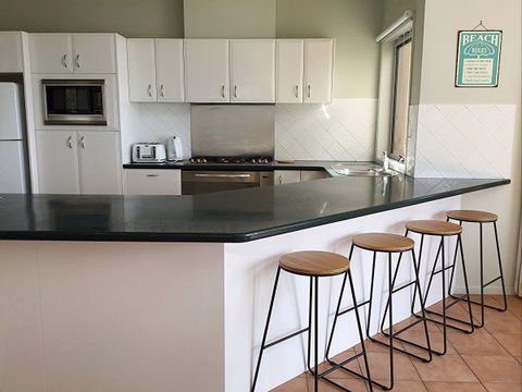 Culburra Cottage - Dalby Accommodation 241