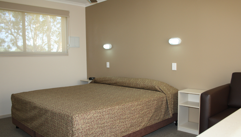 The Bowlo Holiday Cabins - Dalby Accommodation 2