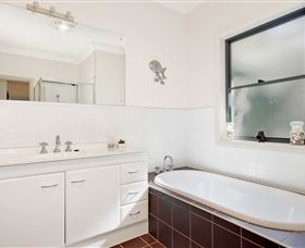 The 17th Tee - Dalby Accommodation 6