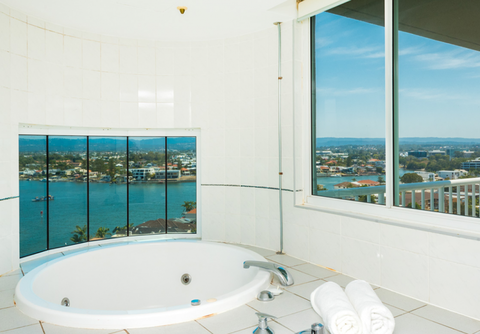 The Emerald Surfers Paradise - Dalby Accommodation 8