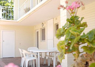 Drakes Apartments With Cars - Dalby Accommodation 1