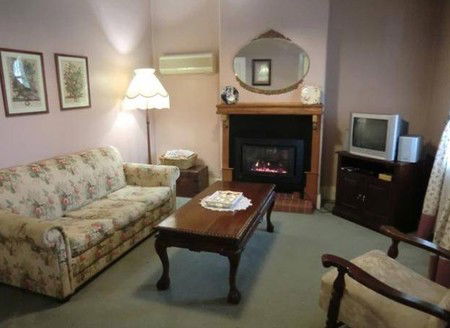 Eliza Cottage - Dalby Accommodation 1