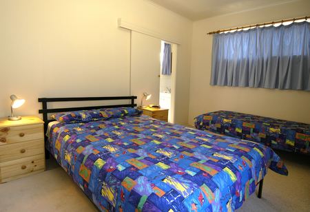 Island Coastal Units - Dalby Accommodation 2