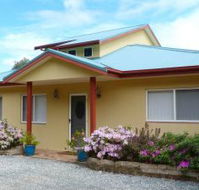 Whitby on Wallis Lakefront Cottage - Dalby Accommodation