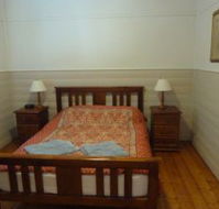 About Town Cottages - Yellow Gum Cottage - Dalby Accommodation