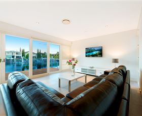 The Waterfront House - Dalby Accommodation 2