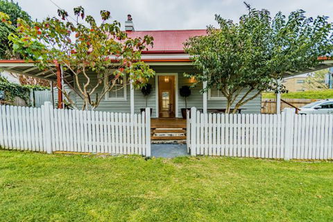 Hindmarsh Park Holiday Cottage - Dalby Accommodation 1