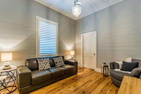 Hindmarsh Park Holiday Cottage - Dalby Accommodation 4