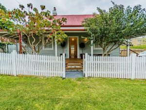 Hindmarsh Park Holiday Cottage - Dalby Accommodation 0