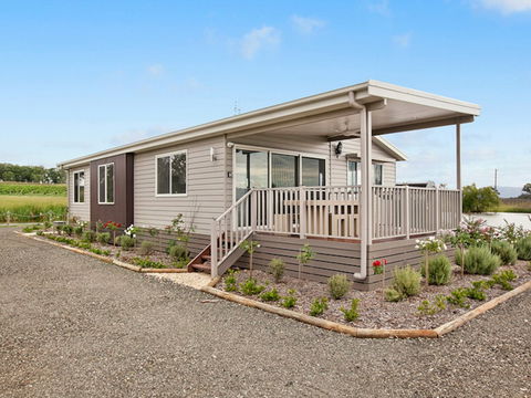 The Lake House: Rothbury - Dalby Accommodation 0