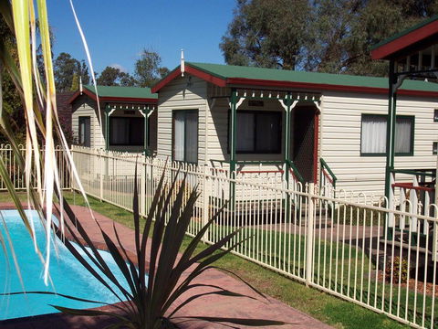Parkes Country Cabins - Dalby Accommodation 1